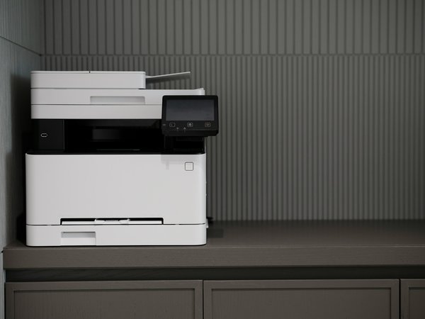 Quels critères pour choisir une imprimante multifonction avec fax pour un bureau professionnel?